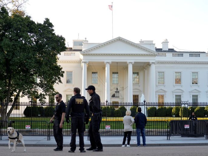 Secret Service Police officers stand on guard duty as tourists visit outside the White House as the sun rises, in Washington, U.S. October 28, 2017. REUTERS/Mike Theiler