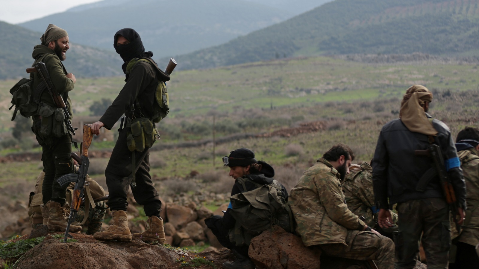 قوات من الجيش الحر المدعوم من تركيا شمال عفرين (رويترز)