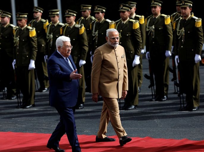Palestinian President Mahmoud Abbas reviews the honour guard with India's Prime Minister Narendra Modi in Ramallah, in the occupied West Bank February 10, 2018. REUTERS/Mohamad Torokman