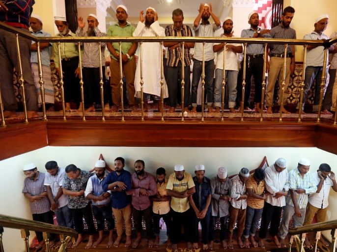 Muslim men pray last Friday prayers during the holy month of Ramadan at a mosque in Colombo, Sri Lanka June 23, 2017. REUTERS/Dinuka Liyanawatte