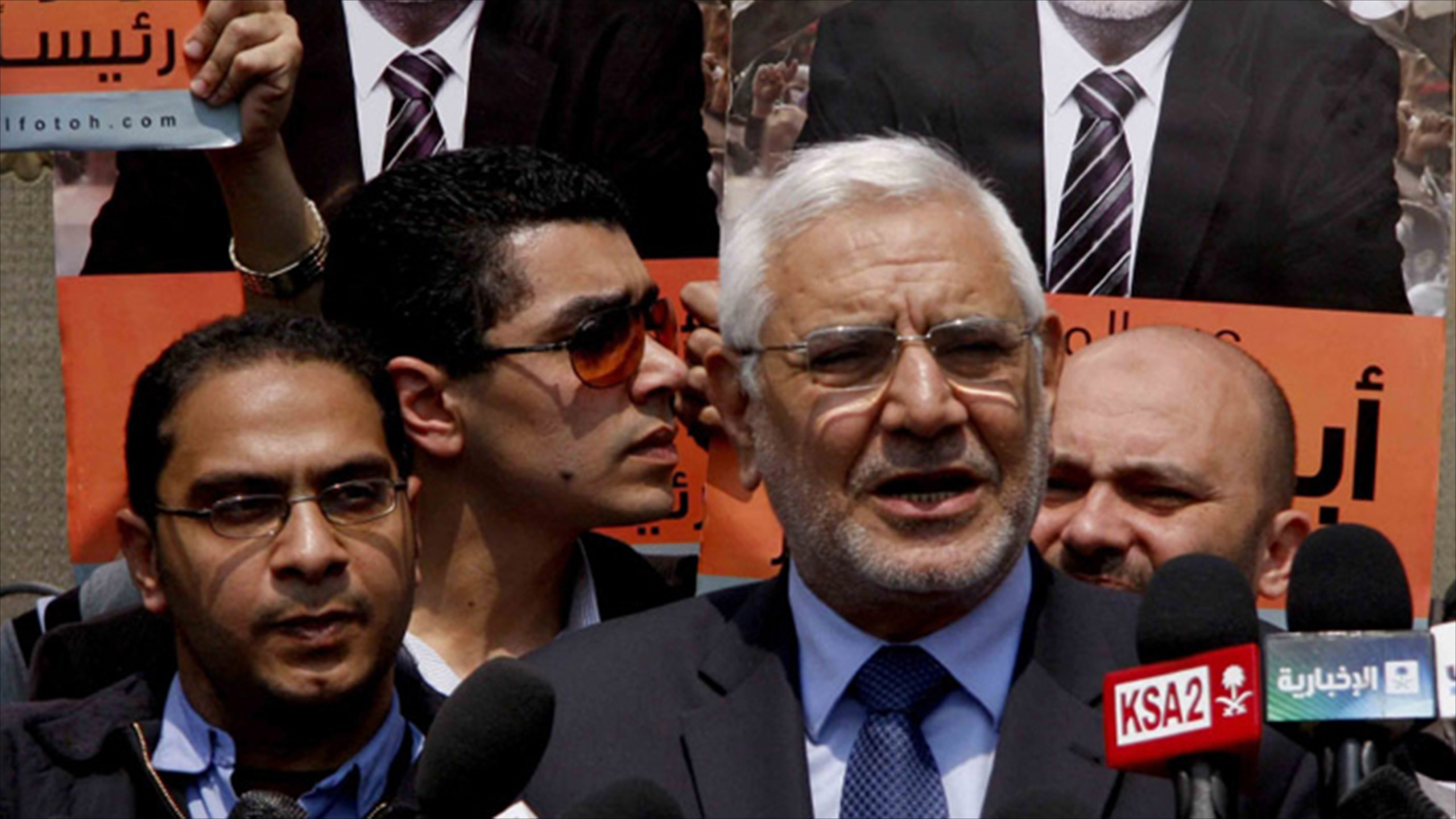 عبد المنعم أبو الفتوح يتحدث بعد تقديم أوراق ترشحه لرئاسة مصر قبل اعتقاله (الجزيرة-أرشيف)