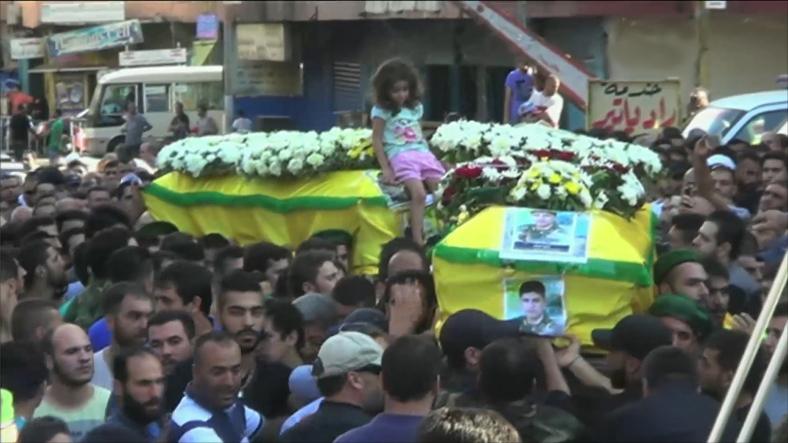 جثث لعناصر من حزب الله أثناء تشيعهم بلبنان كانوا قد قضوا بسوريا (الجزيرة-أرشيف)