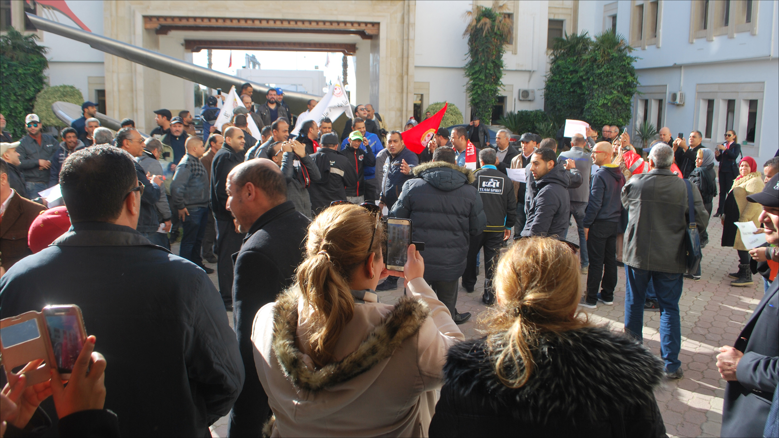 ‪نقابة موظفي الخطوط التونسية وصفت توقيع الاتفاقية بالخطة الارتجالية‬ نقابة موظفي الخطوط التونسية وصفت توقيع الاتفاقية بالخطة الارتجالية (الجزيرة)