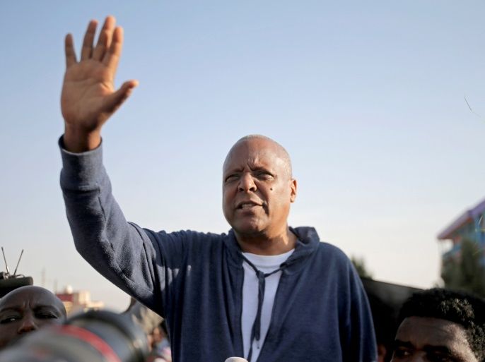 Merera Gudina, leader of the Oromo Federalist Congress party waves to his supporters after his release from prison in Addis Ababa, Ethiopia January 17, 2018. REUTERS/Tiksa Negeri