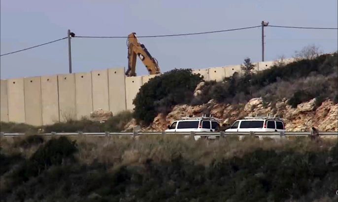 إسرائيل تبني جدارا خرسانيا على حدودها مع لبنان