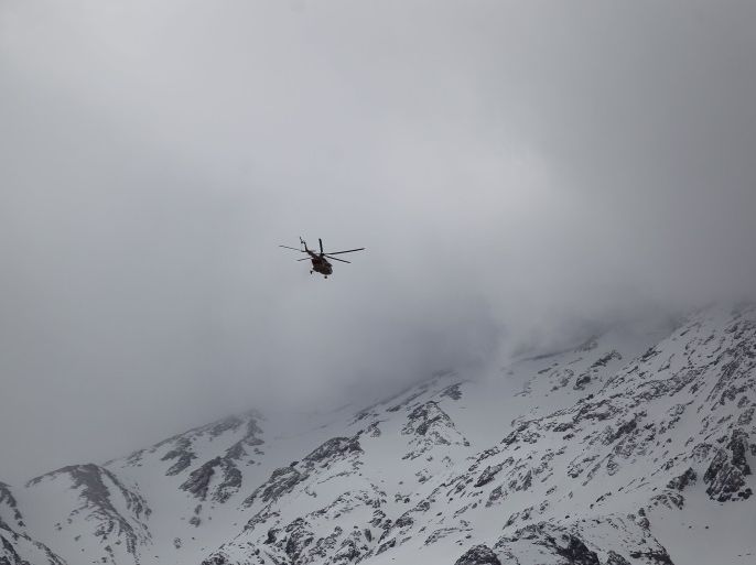 Emergency and rescue helicopter searches for the plane that crashed in a mountainous area of central Iran, February 19, 2018. REUTERS/Tasnim News Agency ATTENTION EDITORS - THIS PICTURE WAS PROVIDED BY A THIRD PARTY.