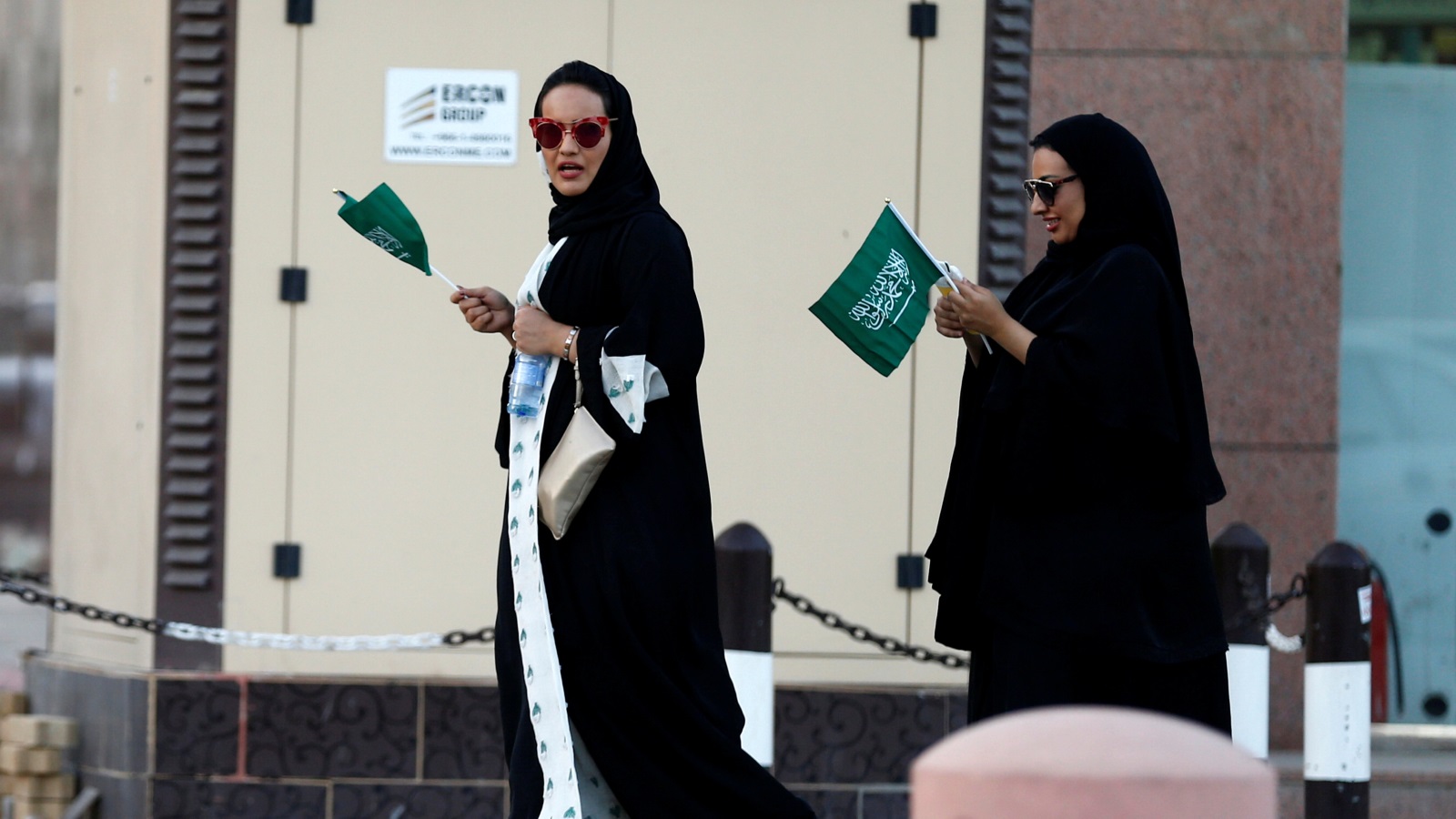 ‪سعوديات يحملن العلم السعودي احتفالا باليوم الوطني السعودي في 23 سبتمبر/أيلول 2017‬ سعوديات يحملن العلم السعودي احتفالا باليوم الوطني السعودي في 23 سبتمبر/أيلول 2017 (رويترز)