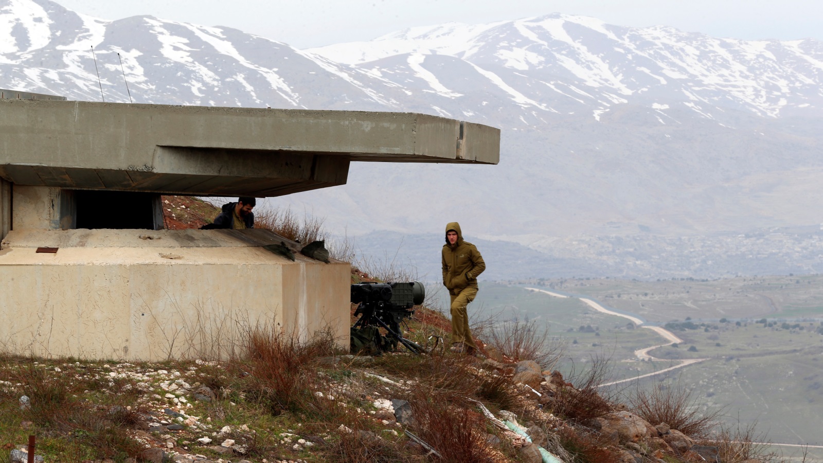 ‪جنديان إسرائيليان في نقطة مراقبة على هضبة الجولان السورية المحتلة‬ (رويترز)