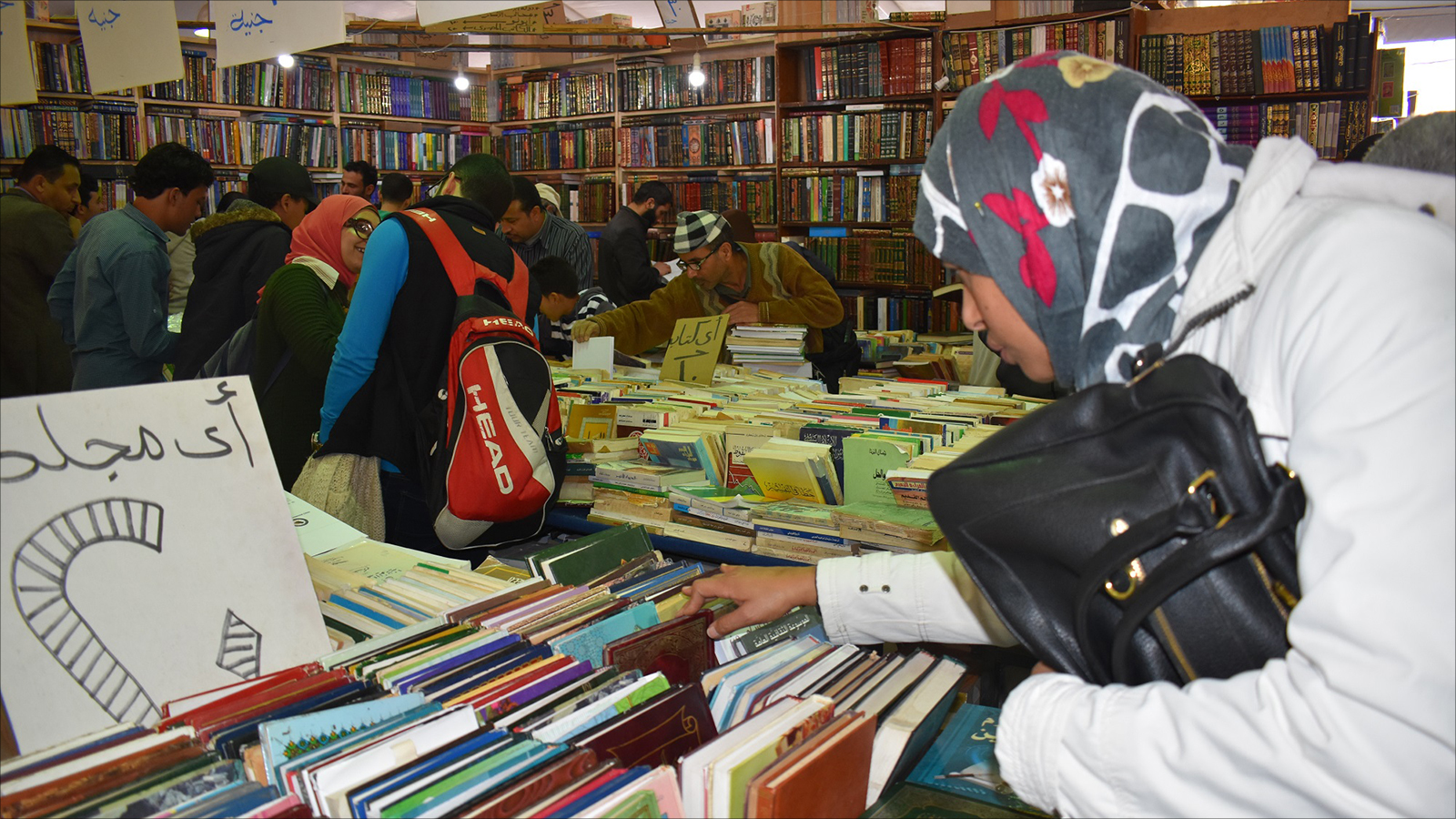 ‪أسعار الكتب في جناح سور الأزبكية أقل من غيره‬  (الجزيرة)
