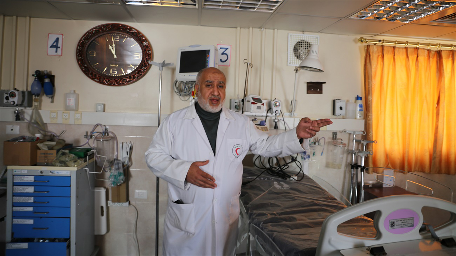 الدكتور ماجد حمادة لا يرى تجاوبا مع النداءات الإنسانية الصادرة من غزة (الجزيرة)