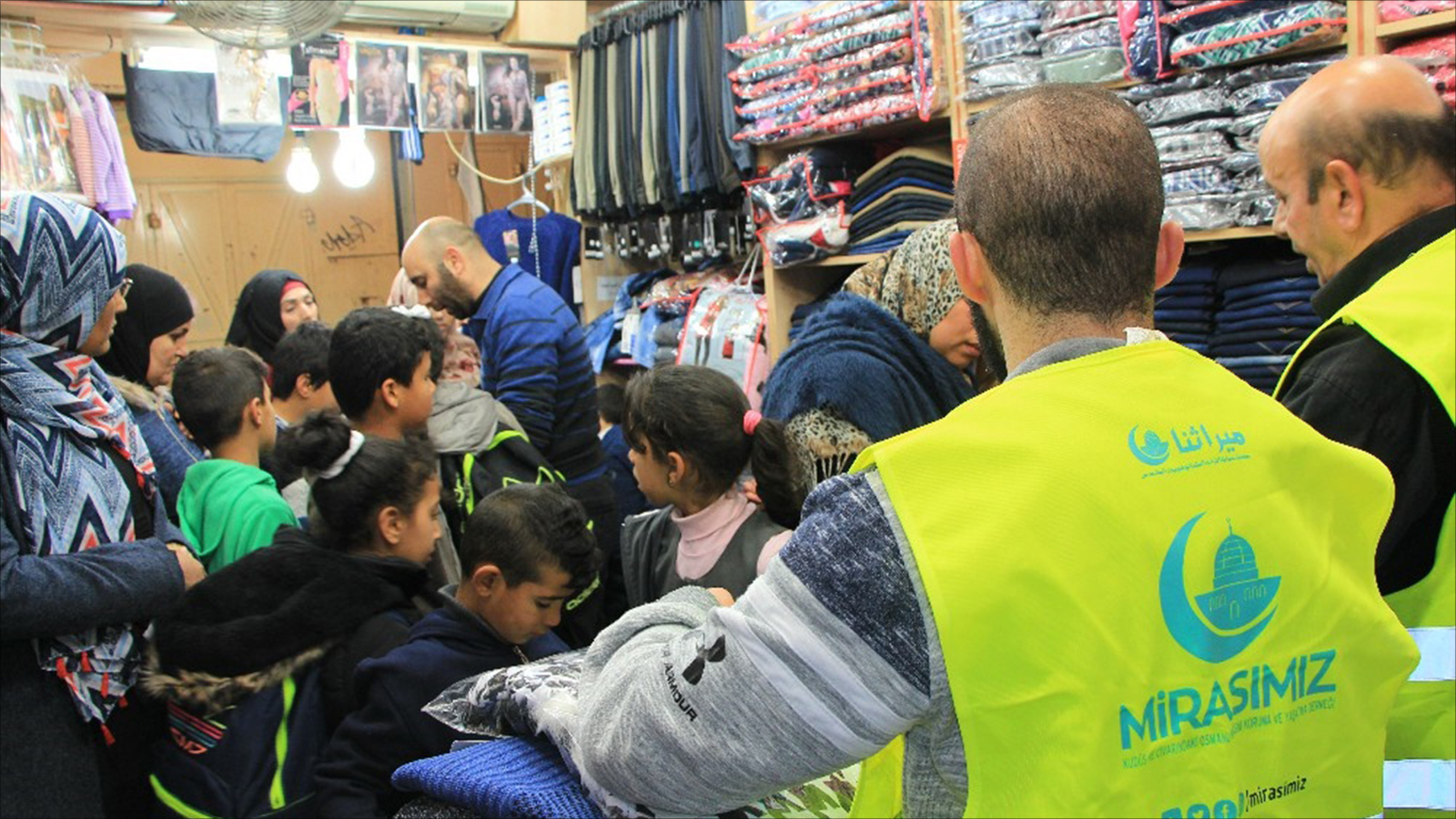 ‪جمعية ميراثنا في القدس توزع ملابس شتوية على المقدسيين ضمن حملة الشتاء الدافئ‬ (الجزيرة)