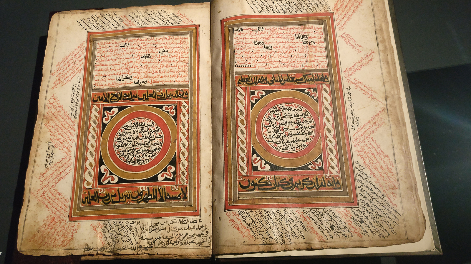 ‪نسخة نادرة من القرآن الكريم عرضت في معهد العالم العربي في إطار المعرض عن الإسلام في أفريقيا العام الماضي‬ (الجزيرة)