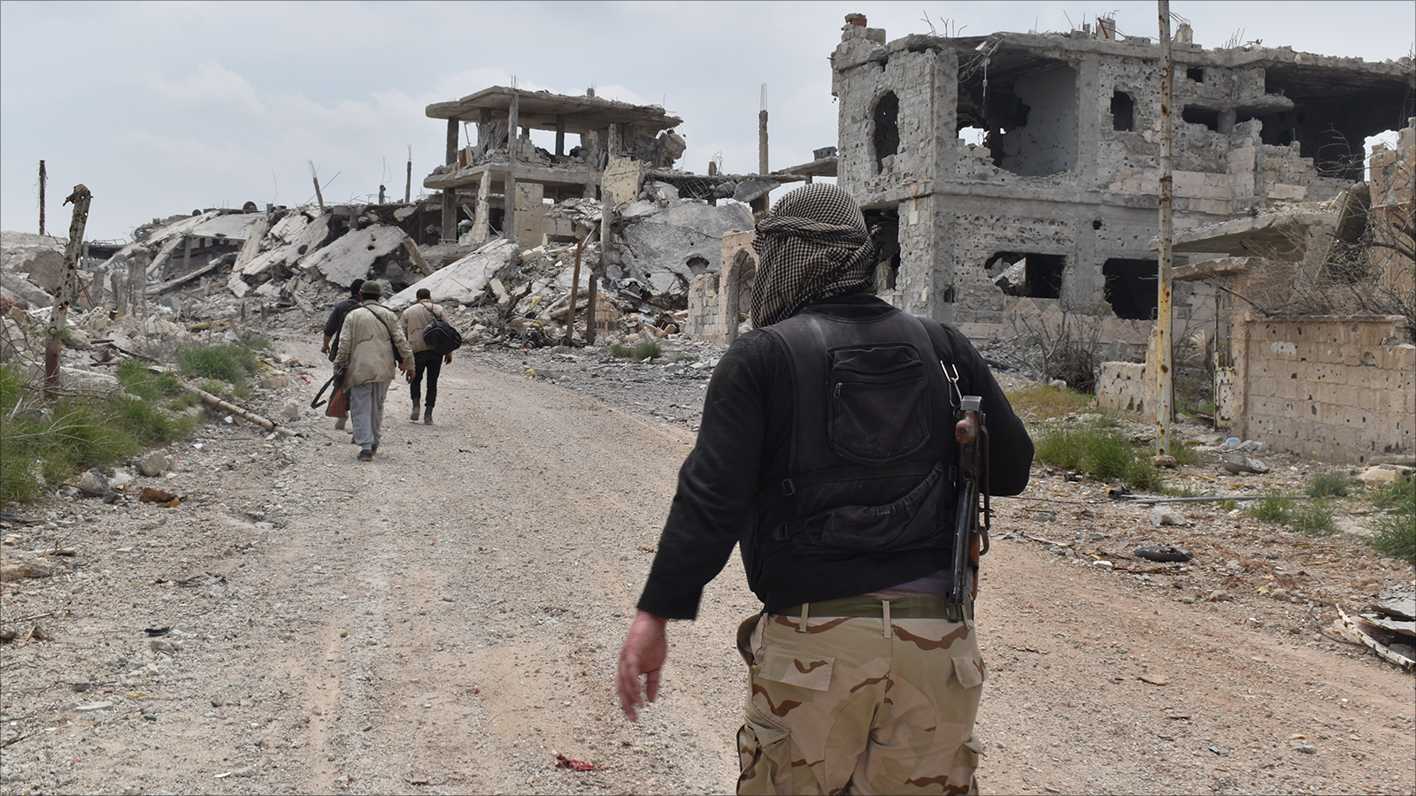مقاتلو المعارضة المسلحة في درعا بدؤوا استعدادات لشن هجوم على قوات النظام (الجزيرة)