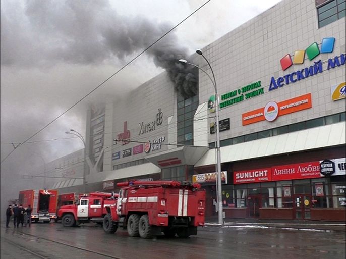 epa06628913 A handout photo made available by the Russian Emergencies Ministry shows fire fighters climbing up onto a top floor of a shopping mall Zimnyaya Vishnya on fire in the Siberian city of Kemerovo, Russia, 25 March 2018. According to reports, the fire occurred on the third floor at the children playing ground in the shopping center leaving at least four children dead. EPA-EFE/EMERGENCIES MINISTRY HANDOUT HANDOUT EDITORIAL USE ONLY/NO SALES/NO ARCHIVES
