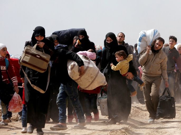 مدنيون يخرجون من الغوطة الشرقية فرارا من حملة دامية يشنها النظام السوري وروسيا