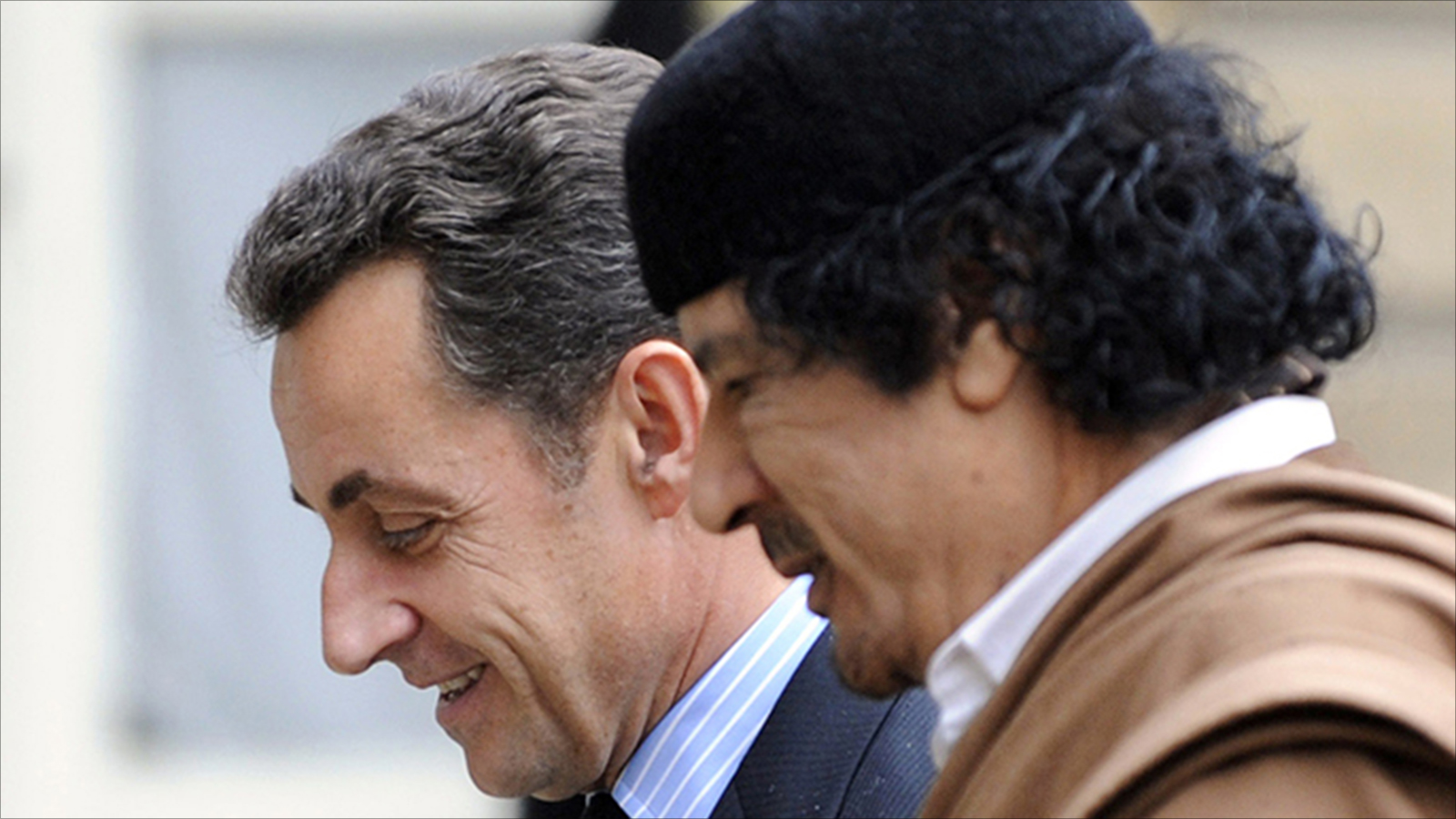‪‬ ساركوزي تلاحقه تهم بتلقيه أمولا من القذافي