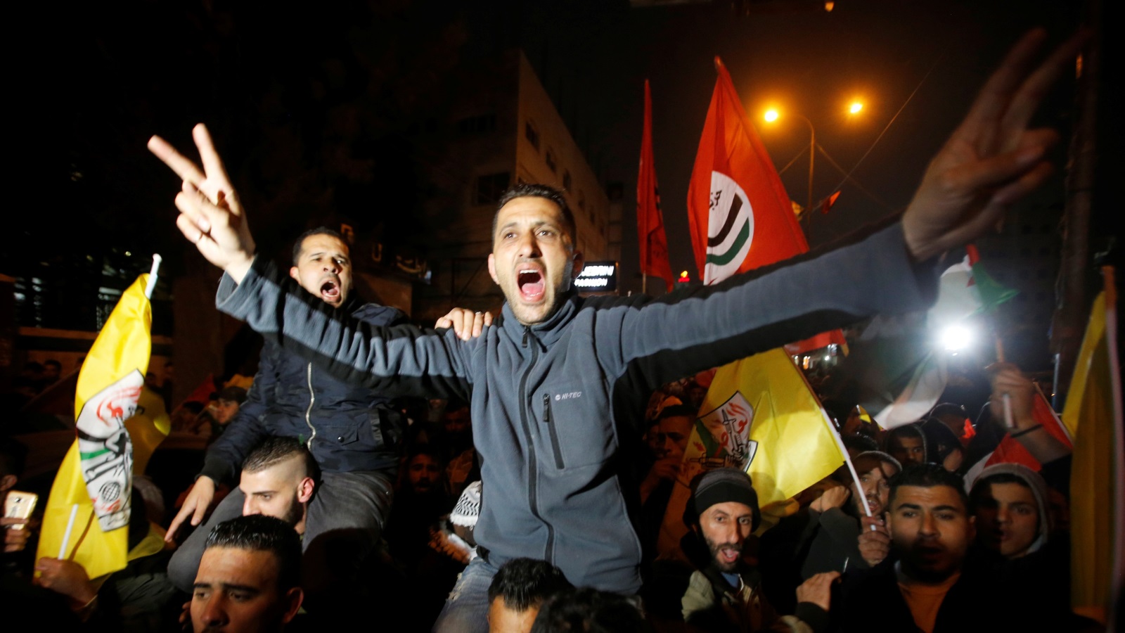 ‪الفلسطينيون شيعوا شهيدهم وهتفوا ضد الاحتلال والاستيطان‬ (رويترز)