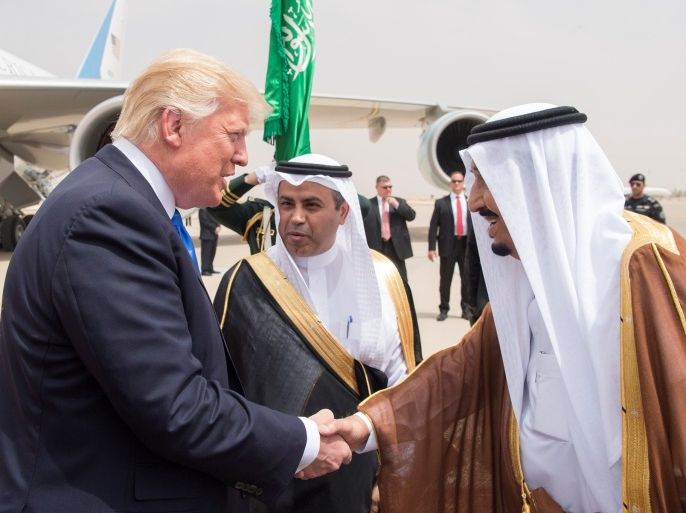 Saudi Arabia's King Salman bin Abdulaziz Al Saud shakes hands with U.S. President Donald Trump during a reception ceremony in Riyadh, Saudi Arabia, May 20, 2017.Bandar Algaloud/Courtesy of Saudi Royal Court/Handout via REUTERS ATTENTION EDITORS - THIS PICTURE WAS PROVIDED BY A THIRD PARTY. FOR EDITORIAL USE ONLY.