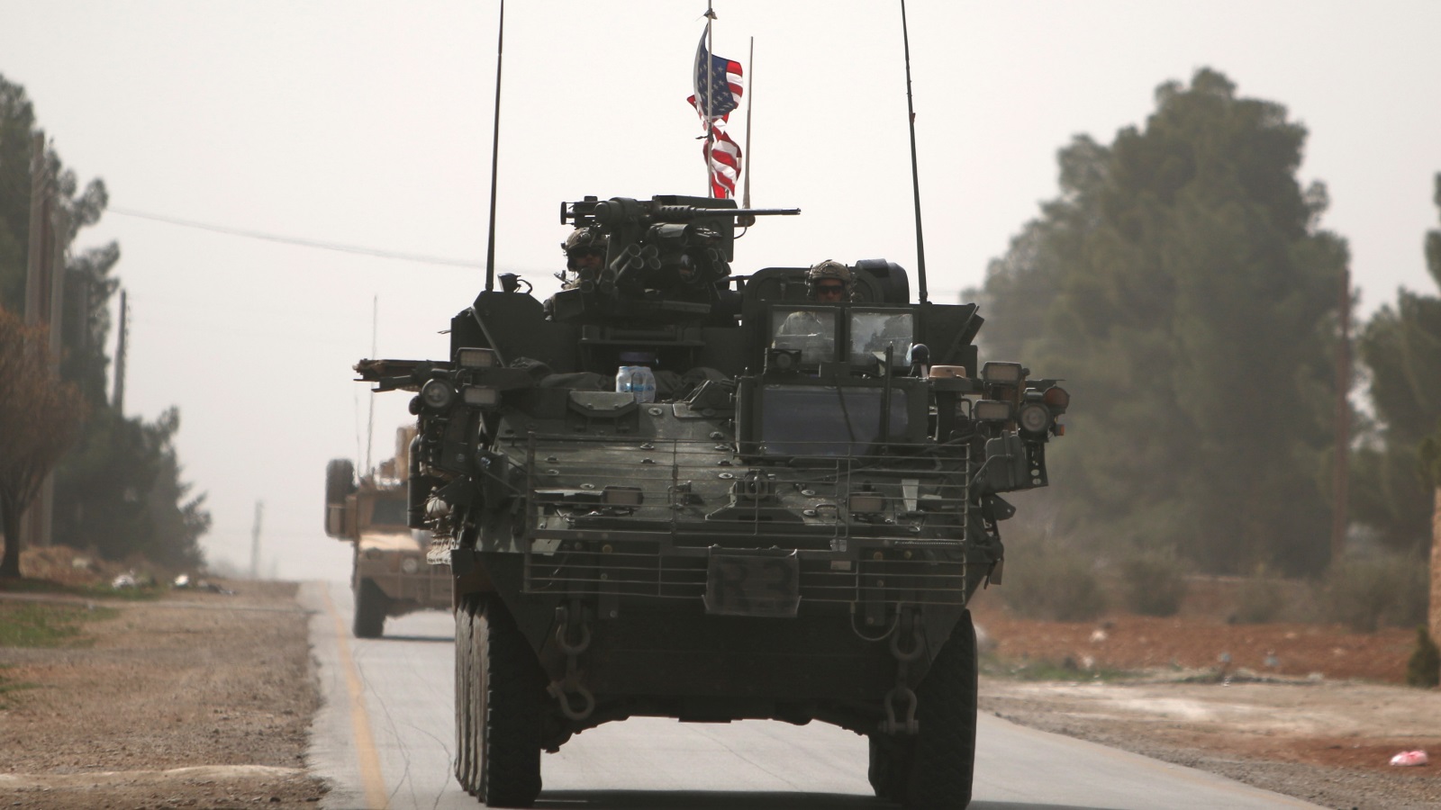 عربات عسكرية للقوات الأميركية في محيط مدينة منبج بريف حلب الشرقي في الشمال السوري (رويترز)