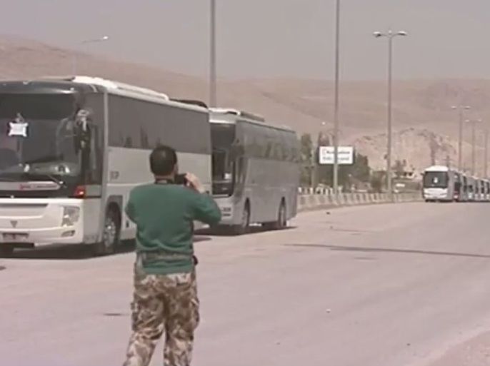 الحافلات تنتظر خارج حرستا لنقل المدنيين والمقاتلين
