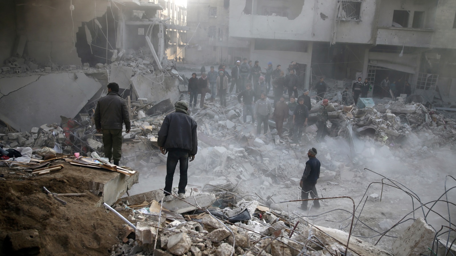 قصف الغوطة الشرقية أدى إلى مقتل وجرح آلاف المدنيين (رويترز)