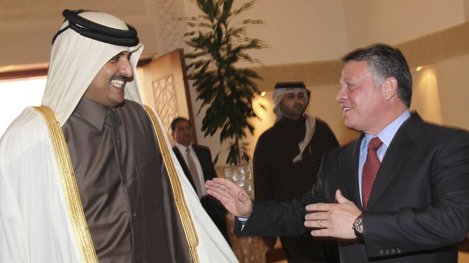 الملك عبد الله الثاني وأمير قطر في لقاء بعمان عام 2012 (رويترز-أرشيف)