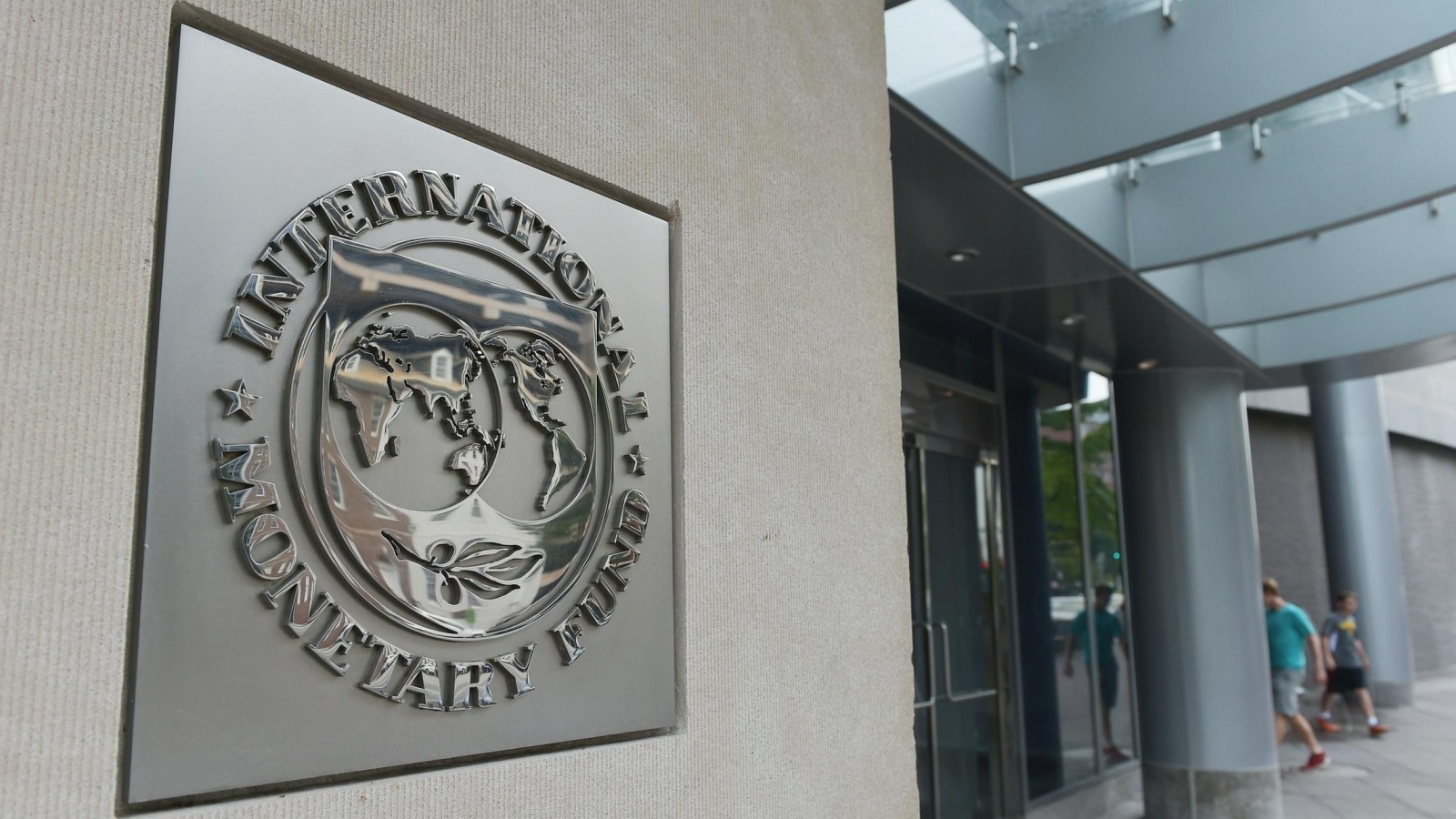 خبراء يعتقدون بأن التخلي عن الدولار يستلزم تغيير سياسات المؤسسات المالية الدولية ومنها صندوق النقد (غيتي)