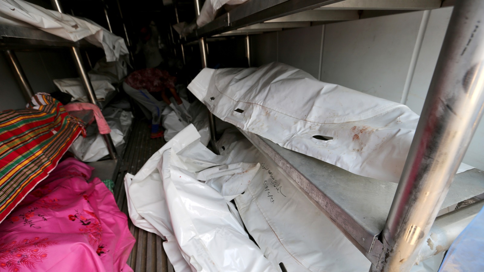 ‪مجموعة من جثامين ضحايا إحدى الغارات الجوية للتحالف على الحديدة قبل نحو شهرين‬ (رويترز)