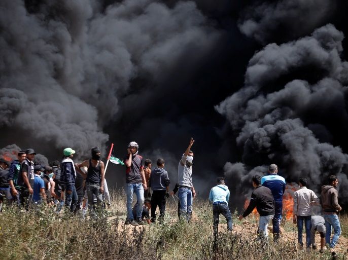 Palestinian demonstrators gather at the Israel-Gaza border during clashes with Israeli troops at a protest demanding the right to return to their homeland, east of Gaza City April 6, 2018. REUTERS/Mohammed Salem