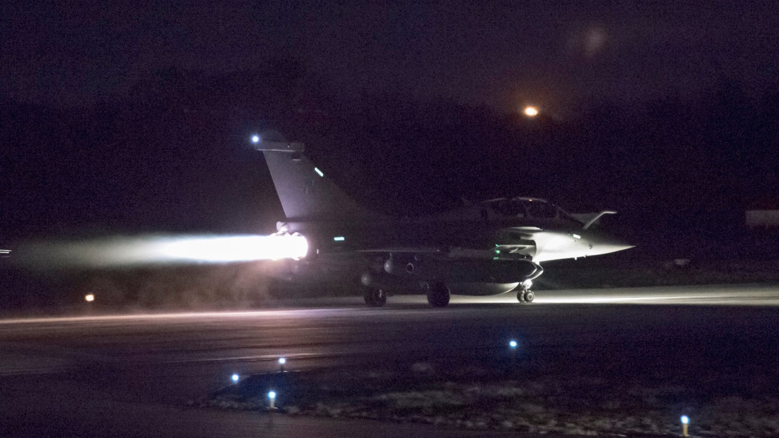إحدى الطائرات تقلع للمشاركة في الضربة الأميركية البريطانية الفرنسية على مواقع تابعة للنظام في سوريا فجر السبت 14 أبريل/نيسان 2018 (رويترز)