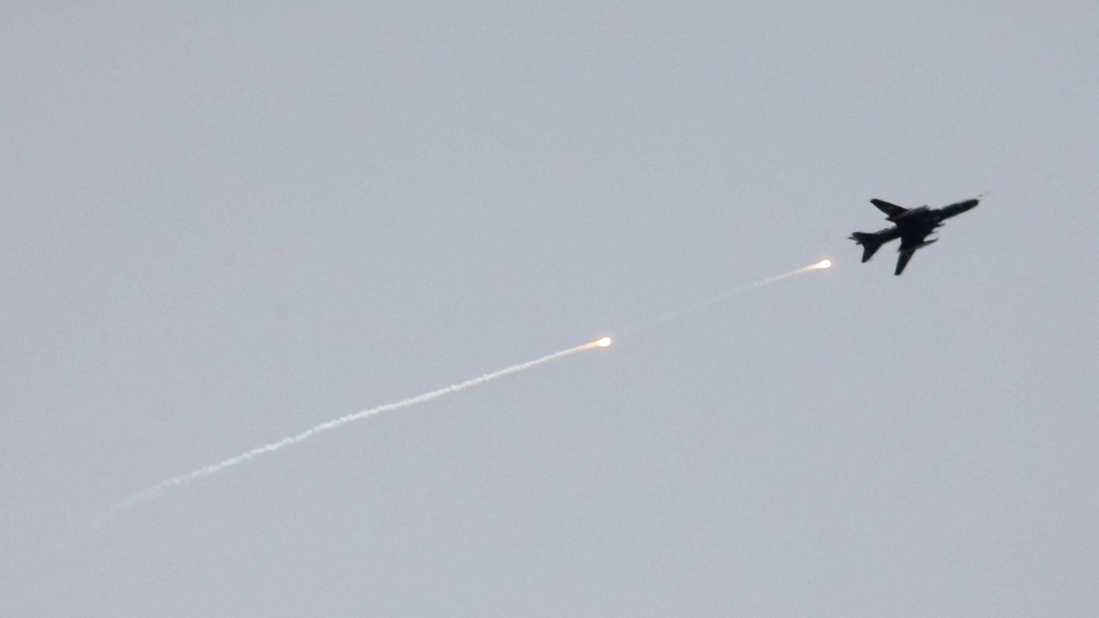 طائرة تقصف مخيم اليرموك أمس (رويترز)
