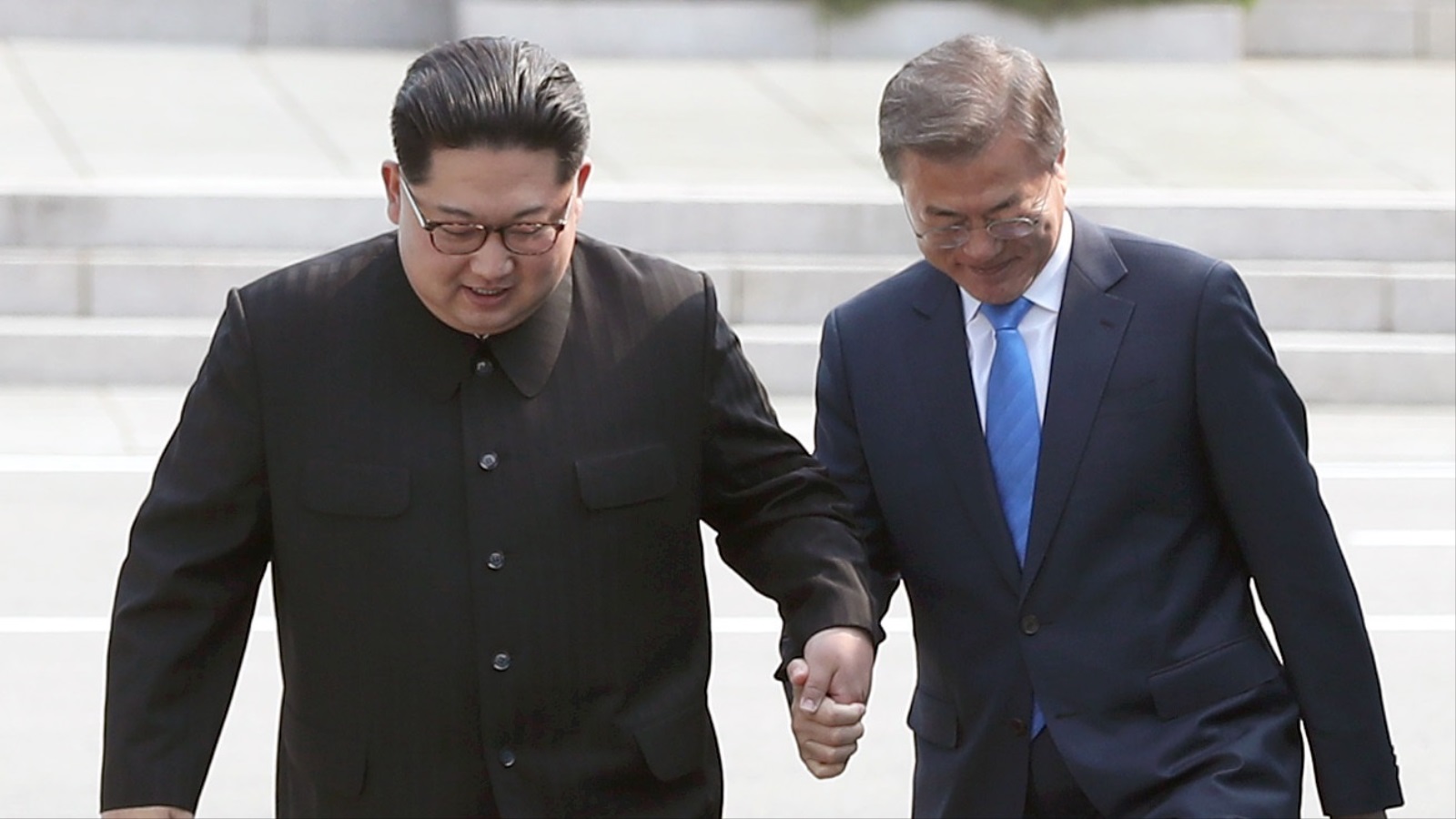 ‪زعيما الكوريتين يترافقان في طريقهما لجلسة مباحثات القمة التاريخية‬  زعيما الكوريتين يترافقان في طريقهما لجلسة مباحثات القمة التاريخية (غيتي)