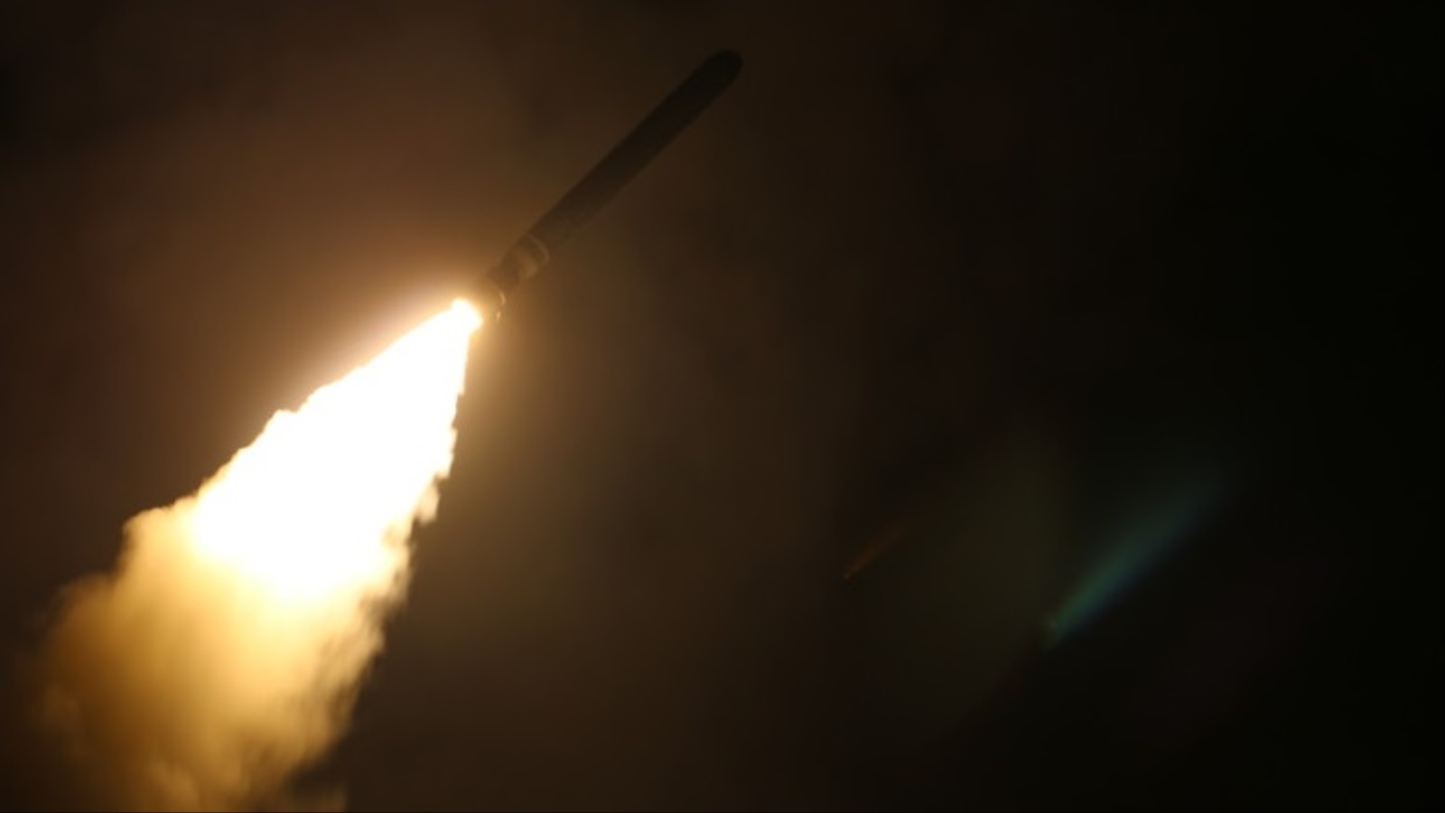‪أحد الصواريخ التي أطلقتها البحرية الأميركية على مواقع عسكرية في سوريا ردا على الهجوم الكيميائي في مدينة دوما بالغوطة الشرقية‬ (الأوروبية)