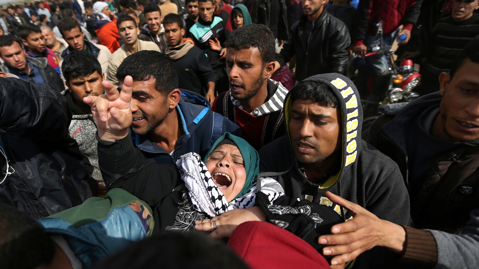 ‪القوات الإسرائيلية تلقي النيران على الفلسطينيين في المسيرة السلمية في غزة‬ (رويترز)