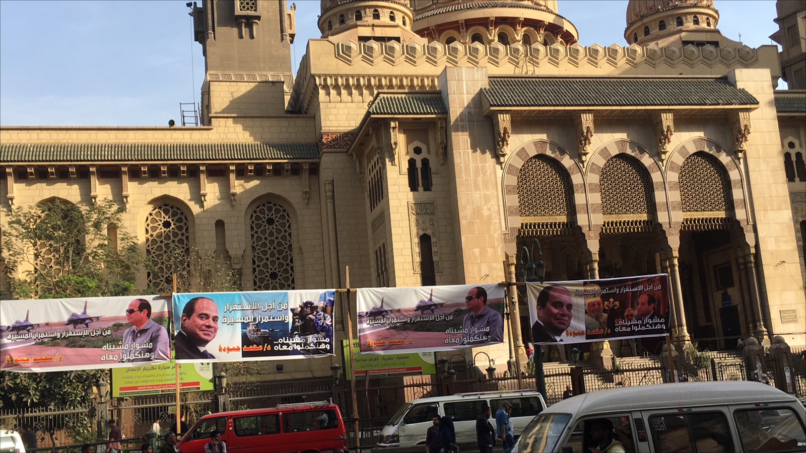 ‪حملة السيسي كثّفت خلال الانتخابات الماضية لافتاتها على أسوار مسجد آل عنان (الفتح حاليا) فيما رآه البعض كيدا متعمدا‬ (مواقع التواصل الإجتماعي)