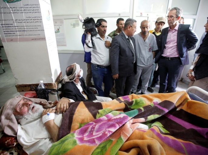 Dominik Stillhart, Director of Operations for the International Committee of the Red Cross (ICRC), visits patients at a hospital in Sanaa, Yemen, May 12, 2017. REUTERS/Mohamed al-Sayaghi