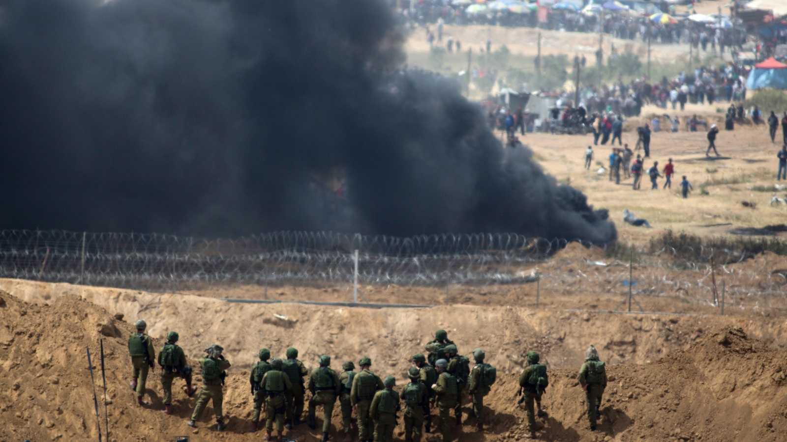 ‪قوات الاحتلال تقمع مسيرات العودة في غزة بالقوة المفرطة‬ (غيتي)