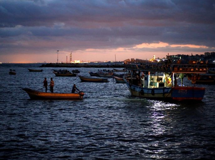 Palestinian fishermen ride their boats as they return from fishing at the seaport of Gaza City early morning September 26, 2016. Picture taken September 26, 2016. REUTERS/Mohammed Salem