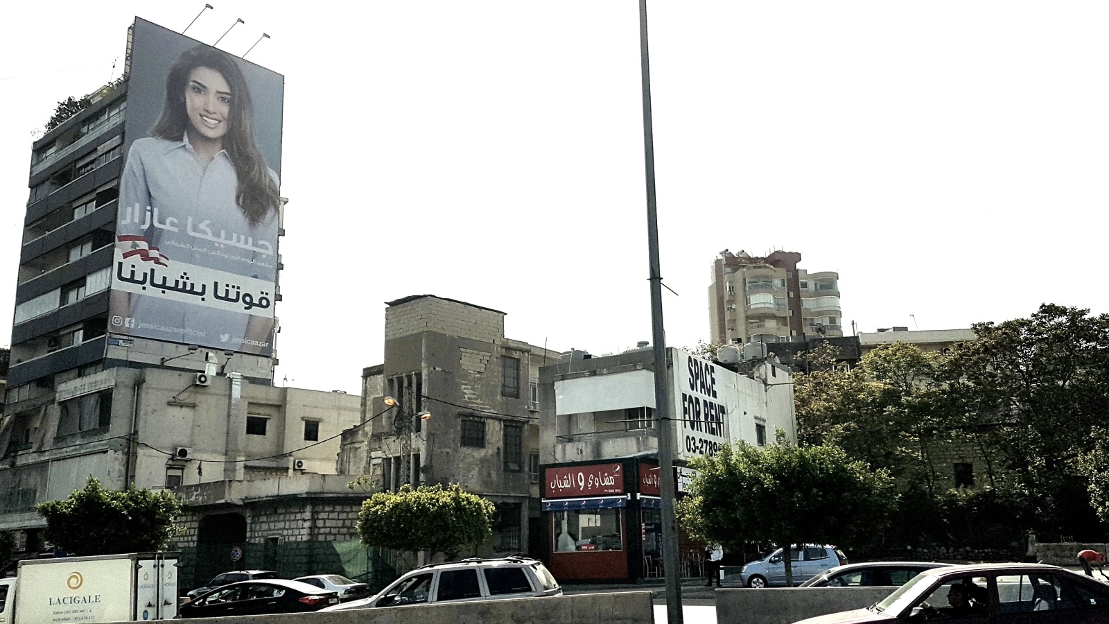 أحد شوارع بيروت وتظهر فيه صور إحدى المرشحات(الأوروبية)