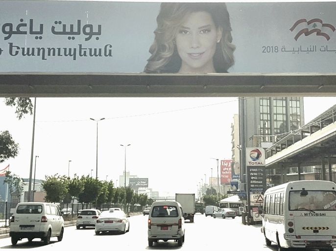 صور الإعلاميات والناشطات المرشحات للانتخابات اللبنانية تعج بها شوارع بيروت (الجزيرة)