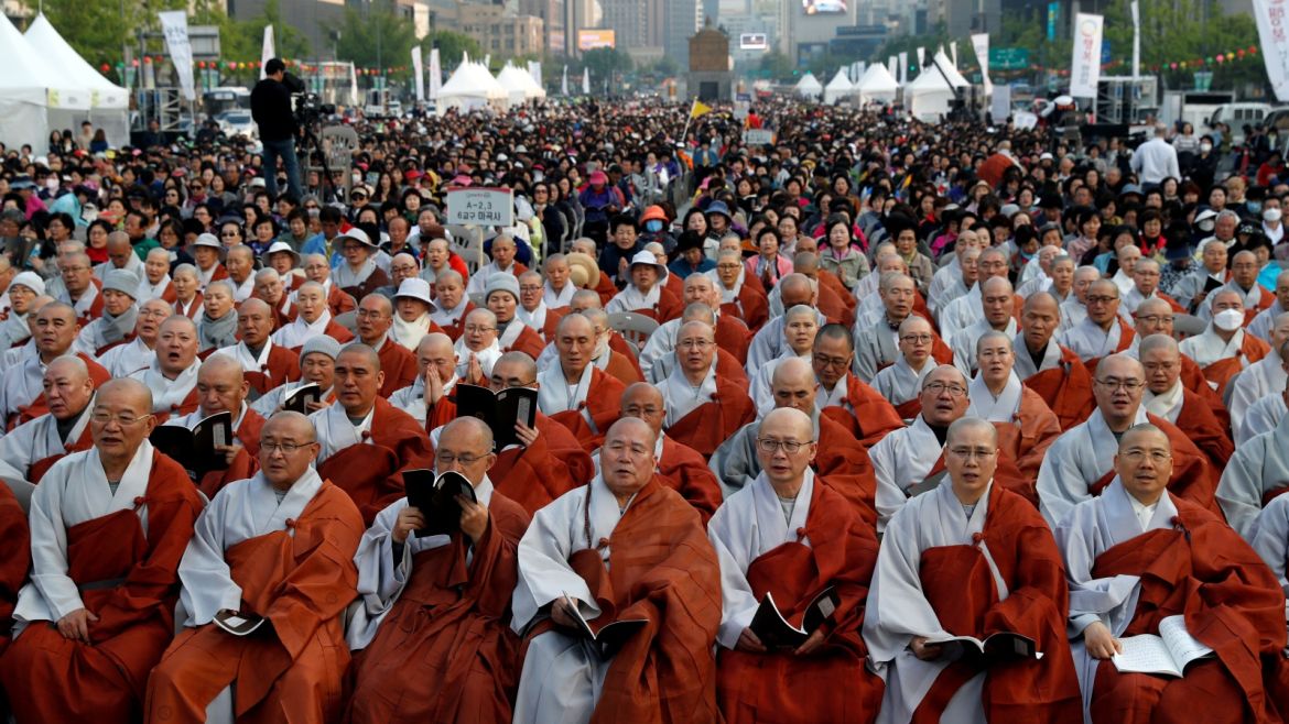 Buddhist monks, nuns and people attend a prayer service wishing for a successful inter-Korean summit in Seoul, South Korea, April 27, 2018. REUTERS/Jorge Silva     TPX IMAGES OF THE DAY
