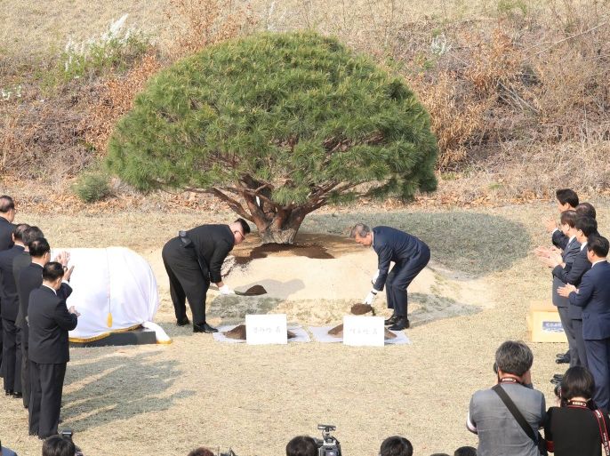 South Korean President Moon Jae-in and North Korean leader Kim Jong Un plant a commemorative tree at the truce village of Panmunjom inside the demilitarized zone separating the two Koreas, South Korea, April 27, 2018. Korea Summit Press Pool/Pool via Reuters