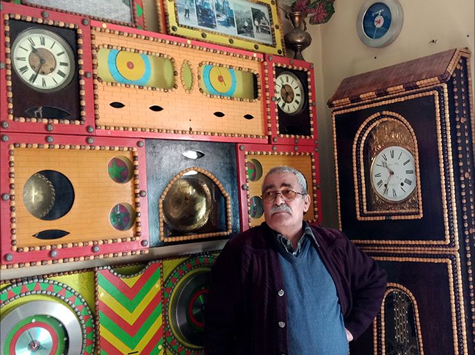 متقاعد مغربي يحول بيته الى متحف ساعات