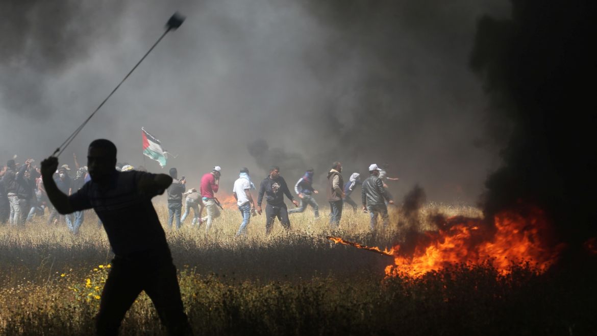A Palestinian demonstrator uses a sling to hurl stones during clashes with Israeli troops at the Israel-Gaza border at a protest demanding the right to return to their homeland, in the southern Gaza Strip April 6, 2018. REUTERS/Ibraheem Abu Mustafa