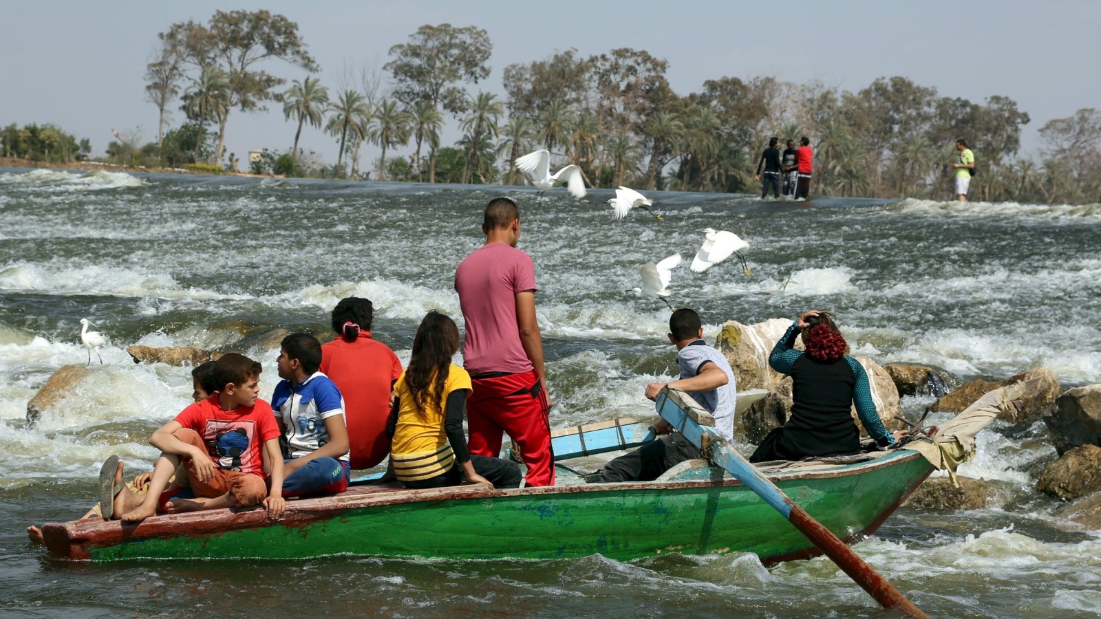تستعمل الفلوكة في قضاء أيام الإجازات والسياحة في نهر النيل (رويترز)
