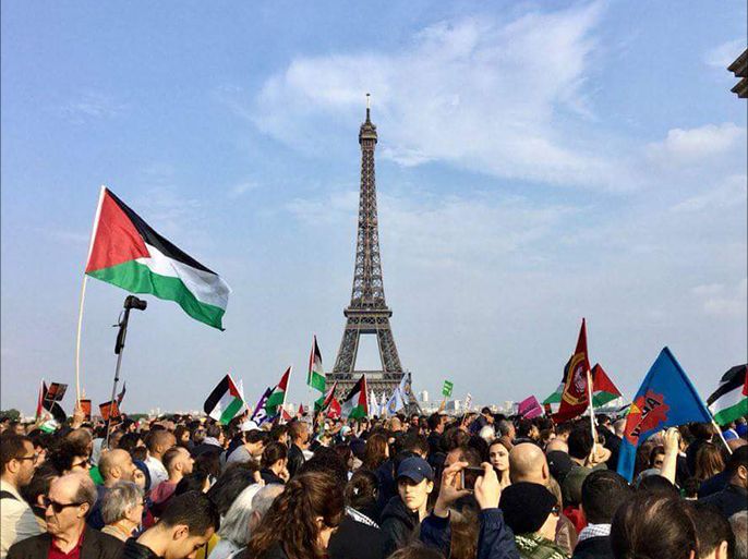مظاهرة حاشدة في باريس السبت الماضي تضامنا مع غزة الجزيرة نت