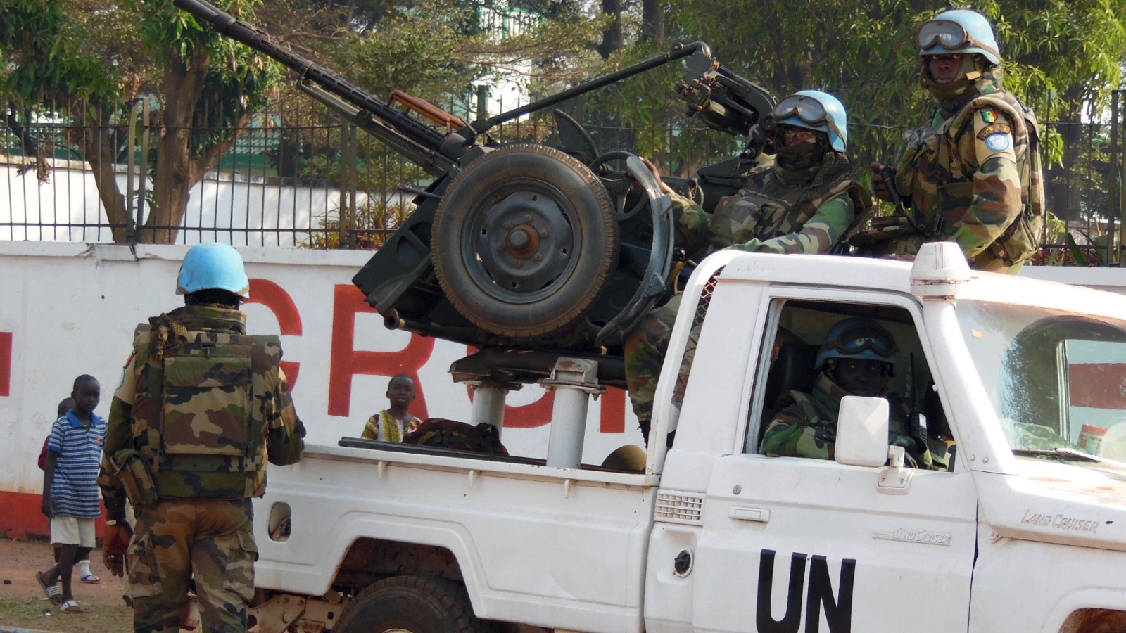 ‪أفراد من قوات حفظ السلام الأممية في أحد شوارع عاصمة أفريقيا الوسطى‬ (رويترز)