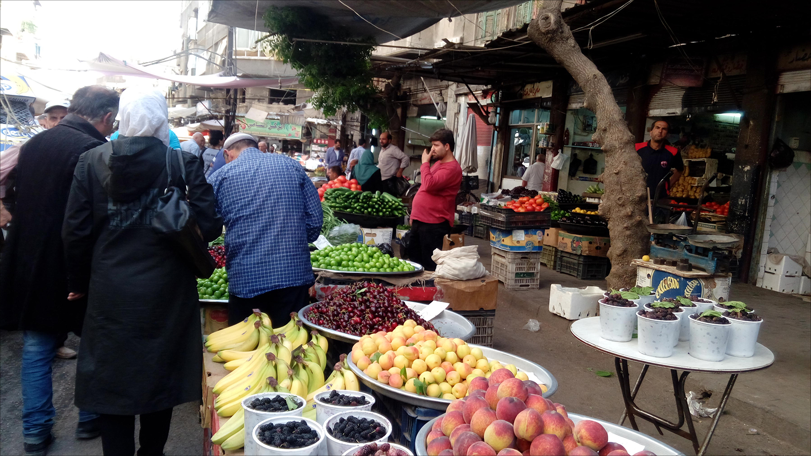 أهالي محيط دمشق يتغلبون على معاناتهم من أجل فرحة رمضانلجزيرة)