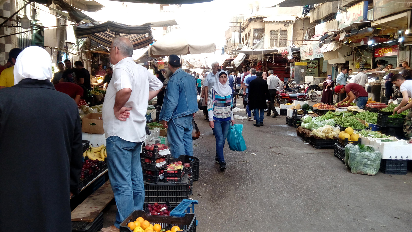 سوق شعبي بدمشق في أول أيام رمضان (الجزيرة)