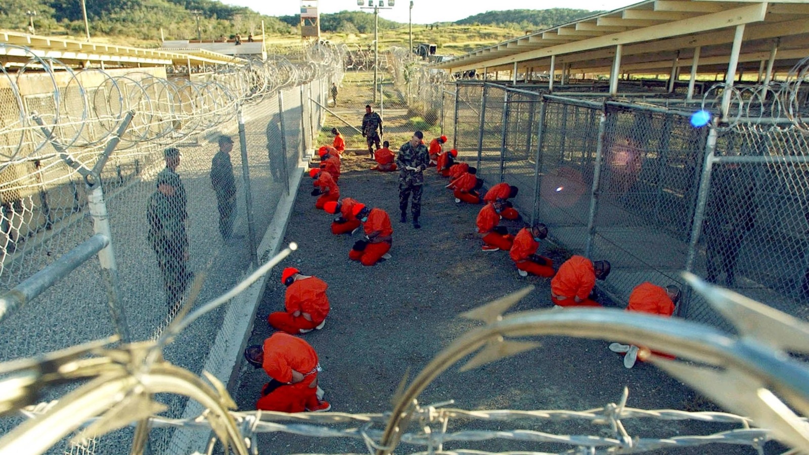 الولايات المتحدة جلبت المئات إلى معتقل غوانتانامو ومارست عليهم أقسى أنواع التعذيب والإذلال (رويترز)